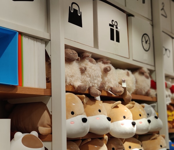 動物のぬいぐるみが並ぶ売場