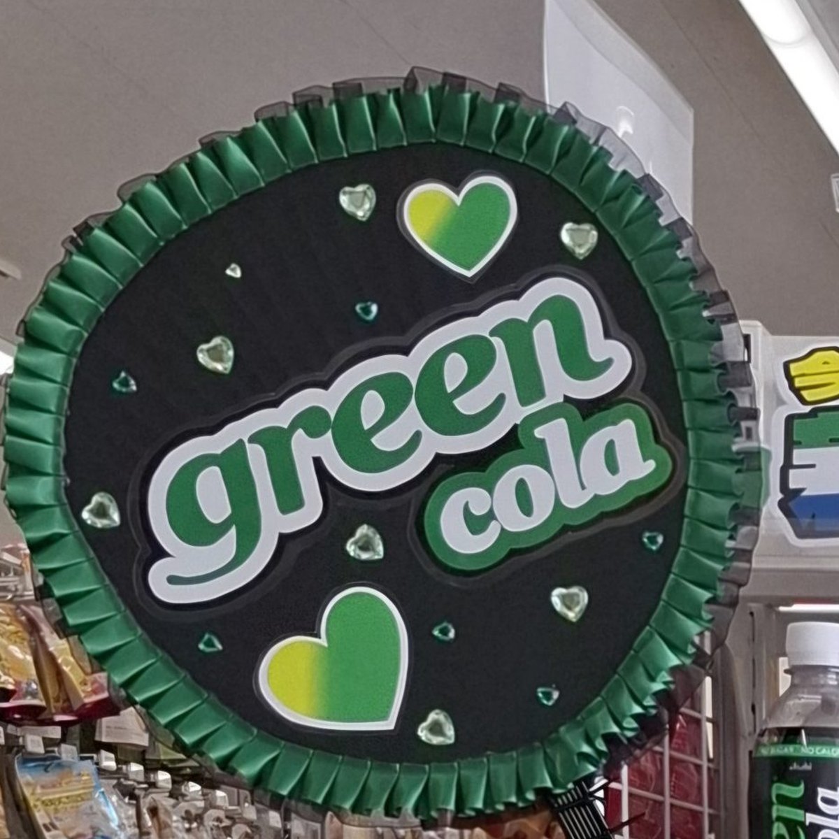 発表会うちわ 制作実例：green colaロゴ（ロゴをそのまま。グリーンのプリーツ縁×ハート飾り）