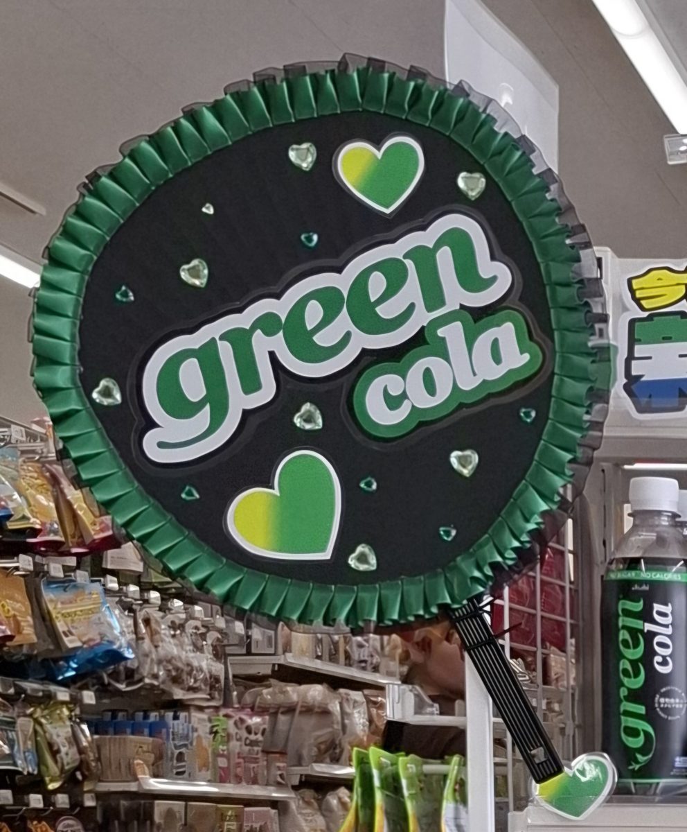 制作実例：green colaロゴの応援うちわ（グリーンのプリーツ縁・ハート飾り）