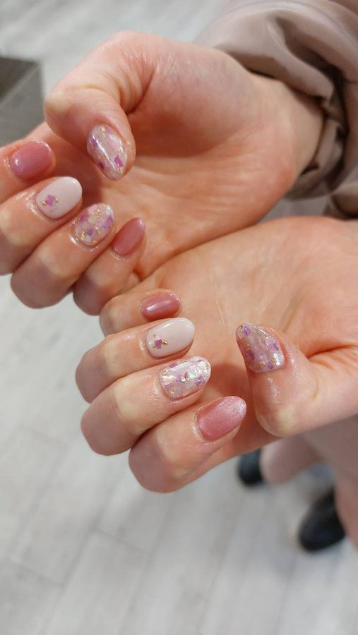 施工実例：ヌーディ×ゴールドパーツのネイル