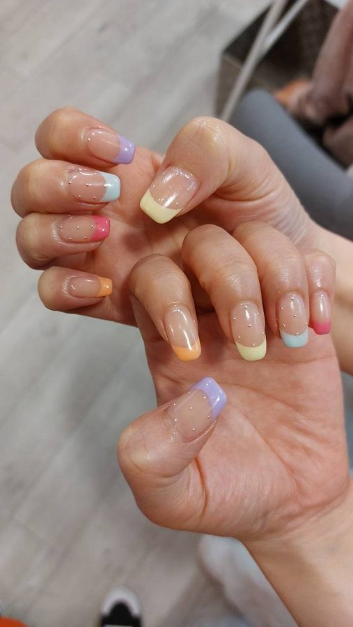 施工実例：カラフルチップのネイル