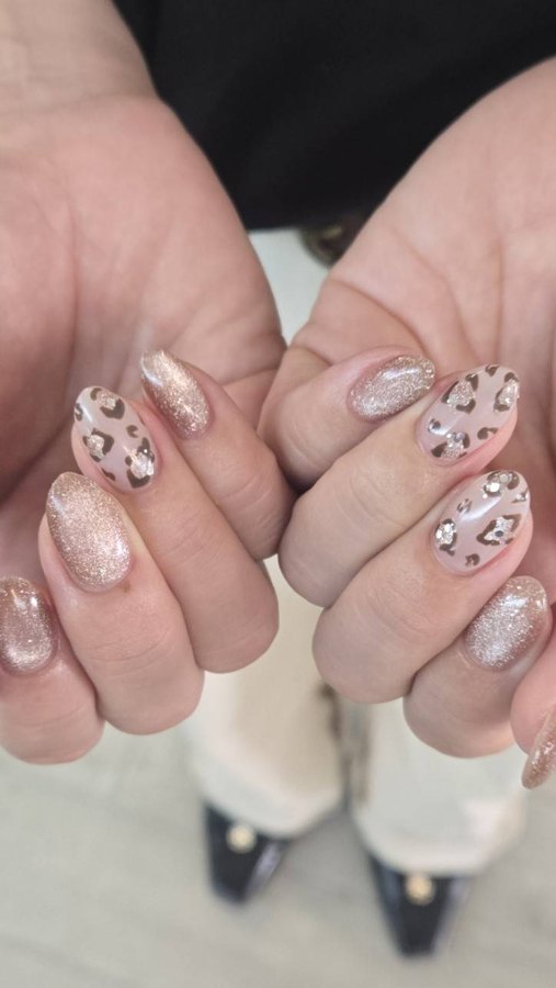 施工実例：マグネット×ヒョウ柄（ベージュのマグネットネイルに、ブラウンのヒョウ柄とストーンを添えたデザイン）